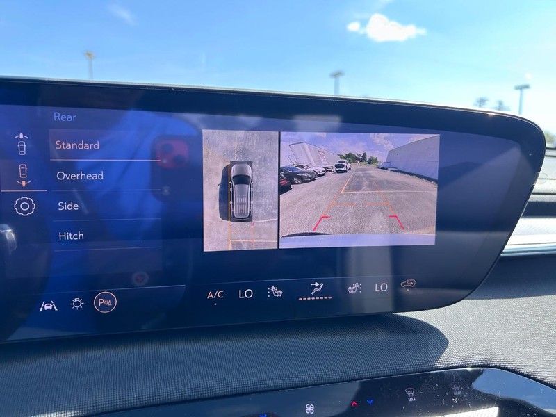 Buick Enclave Vehicle Full-screen Gallery Image 24