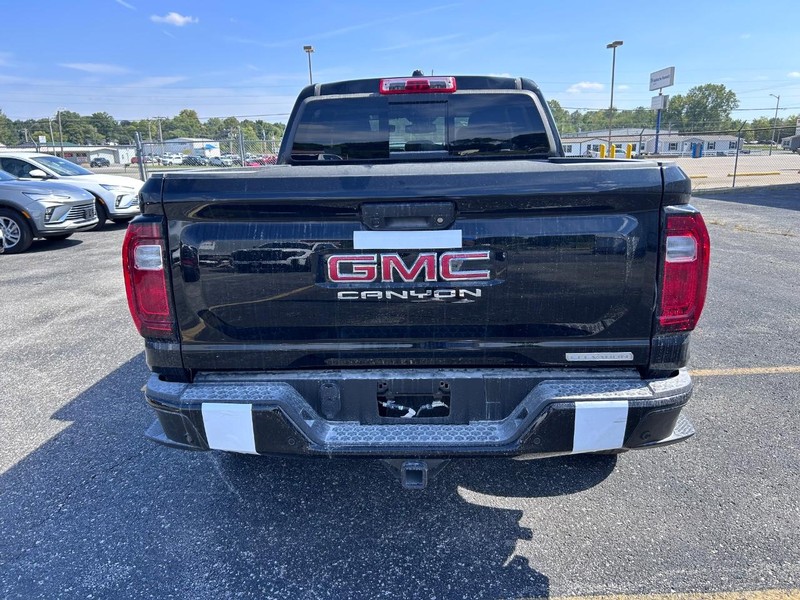 GMC Canyon Vehicle Full-screen Gallery Image 4
