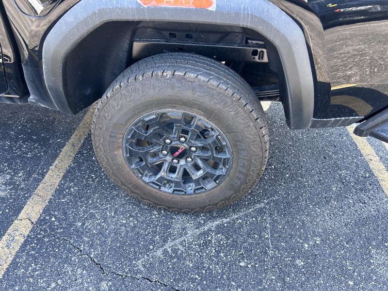 GMC Canyon Vehicle Full-screen Gallery Image 6