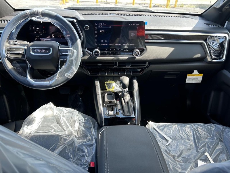 GMC Canyon Vehicle Full-screen Gallery Image 8