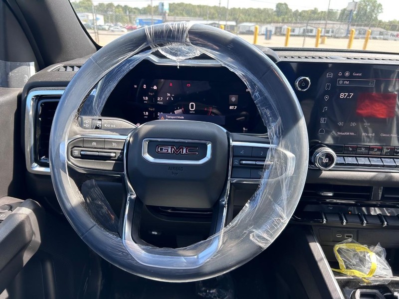 GMC Canyon Vehicle Full-screen Gallery Image 9