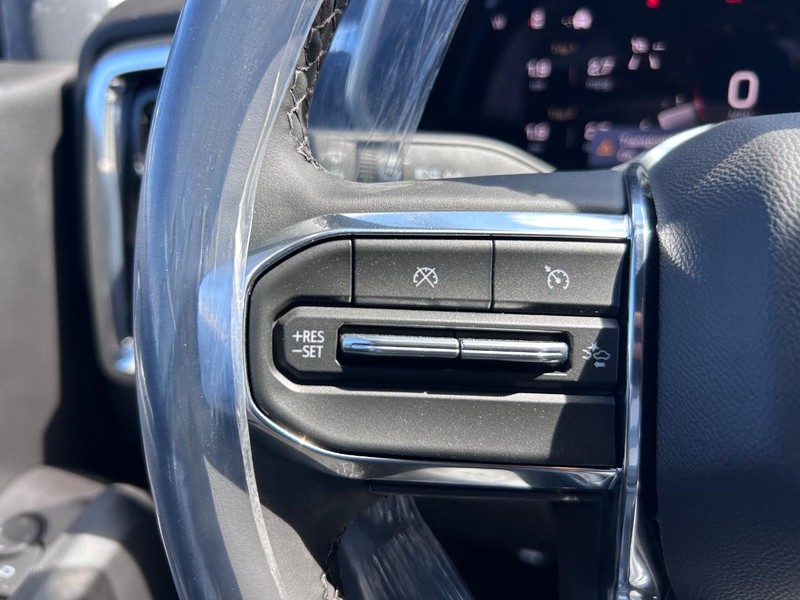 GMC Canyon Vehicle Full-screen Gallery Image 10