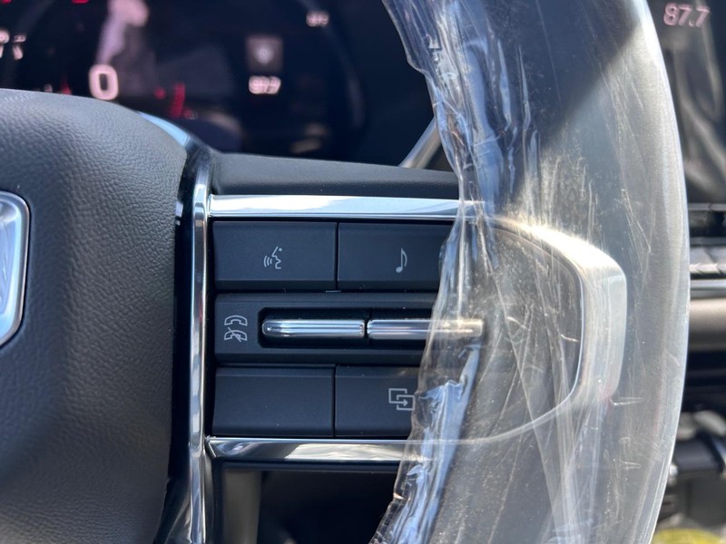 GMC Canyon Vehicle Full-screen Gallery Image 11