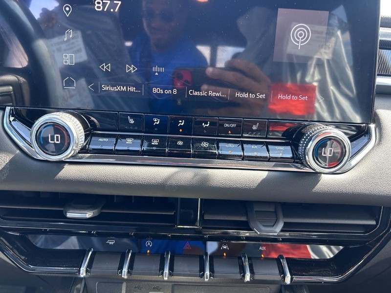 GMC Canyon Vehicle Full-screen Gallery Image 13