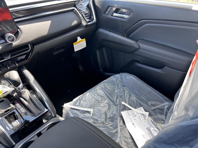 GMC Canyon Vehicle Full-screen Gallery Image 15