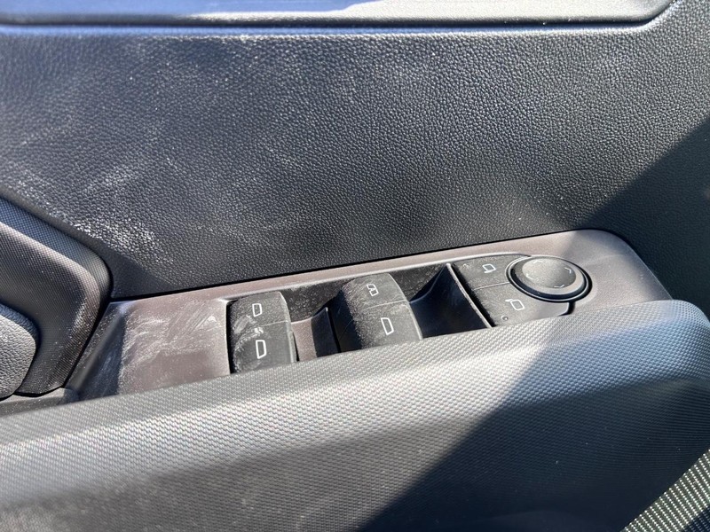 GMC Canyon Vehicle Full-screen Gallery Image 16