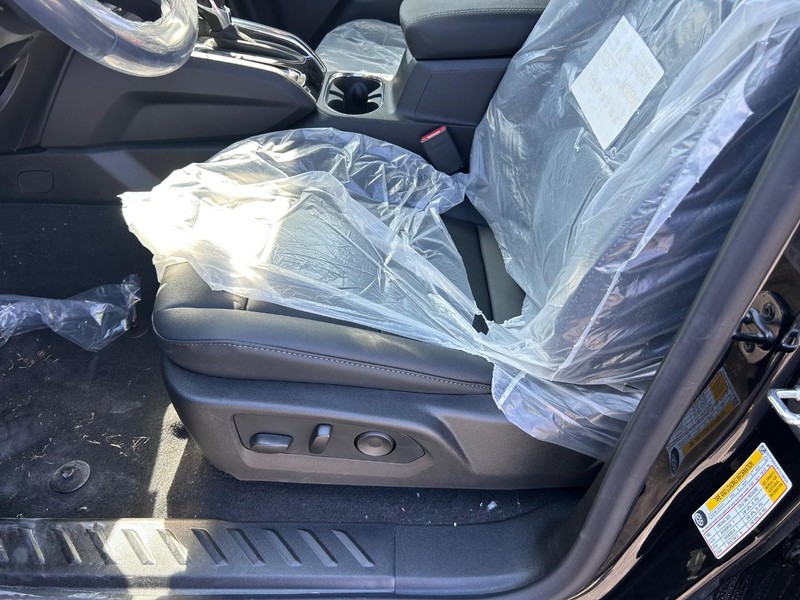 GMC Canyon Vehicle Full-screen Gallery Image 17