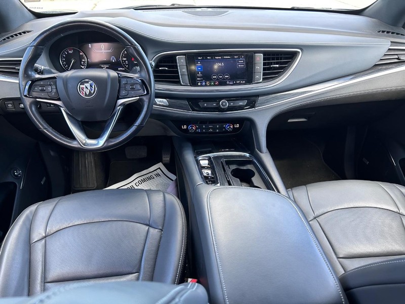 Buick Enclave Vehicle Full-screen Gallery Image 11