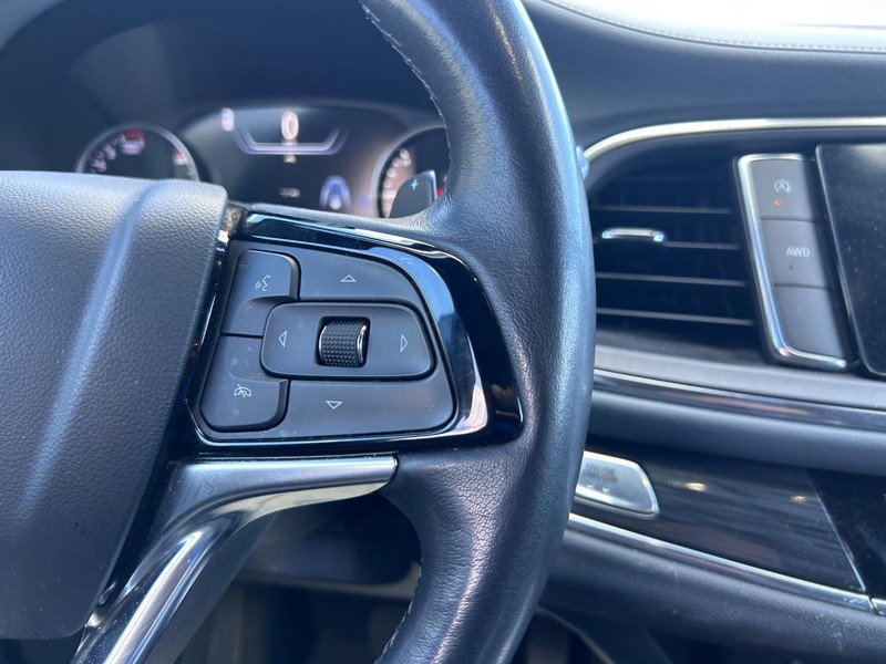 Buick Enclave Vehicle Full-screen Gallery Image 14