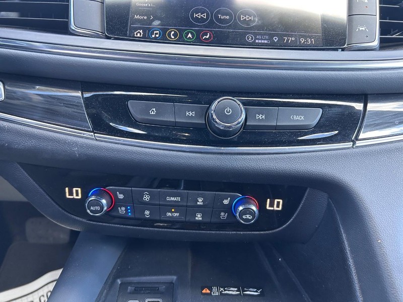 Buick Enclave Vehicle Full-screen Gallery Image 16