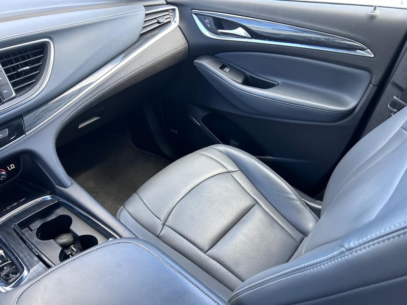 Buick Enclave Vehicle Full-screen Gallery Image 18