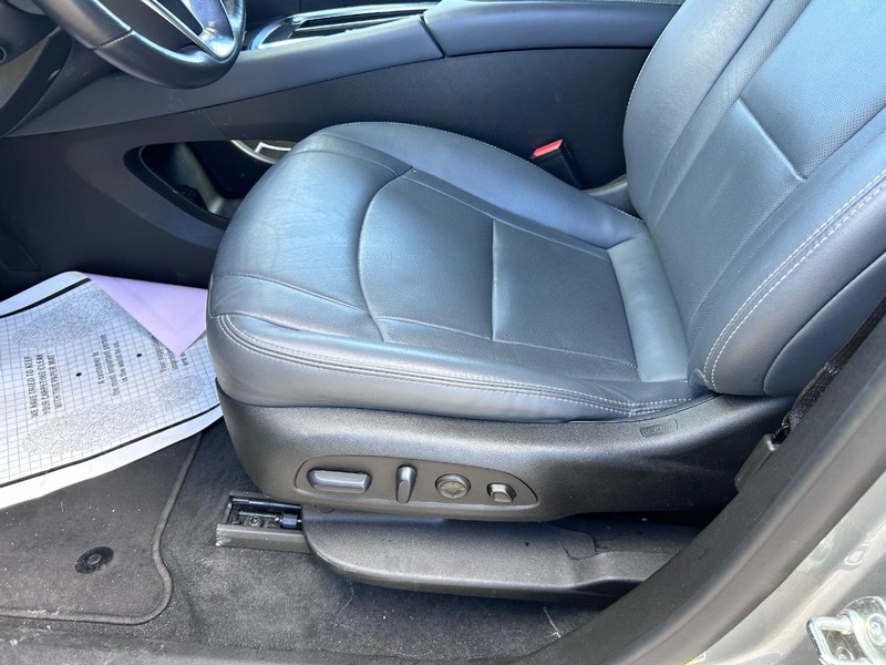 Buick Enclave Vehicle Full-screen Gallery Image 21