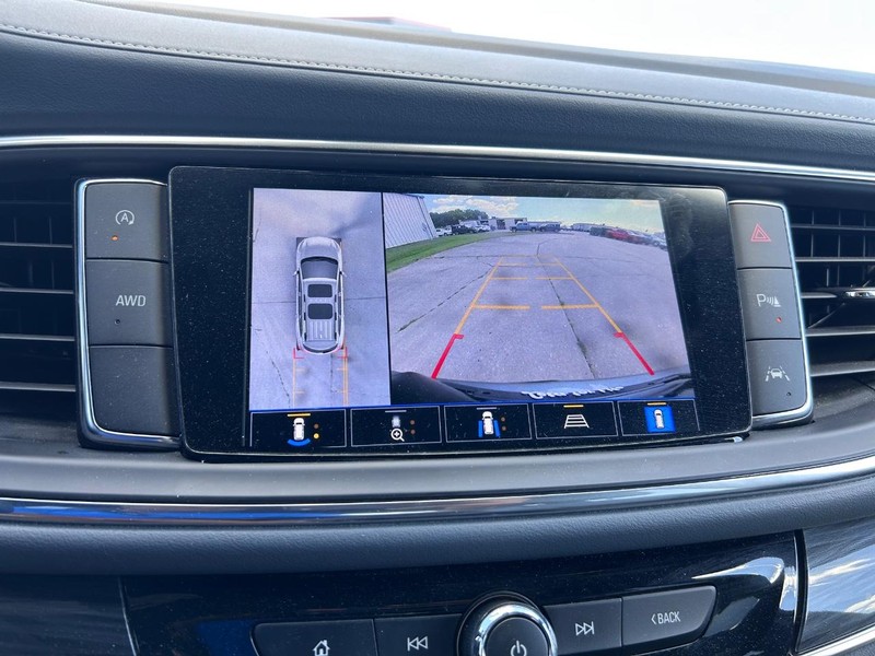 Buick Enclave Vehicle Full-screen Gallery Image 23