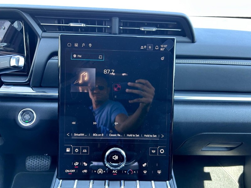 GMC Terrain Vehicle Full-screen Gallery Image 13