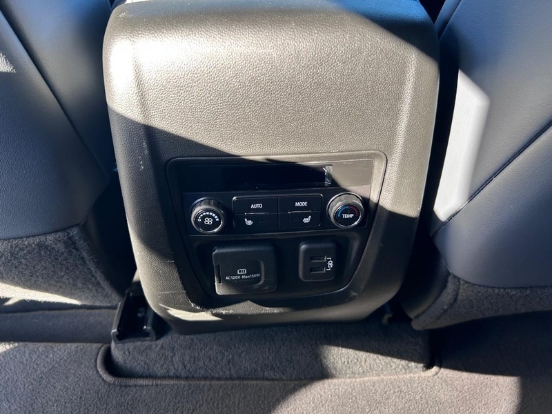 Buick Enclave Vehicle Full-screen Gallery Image 10