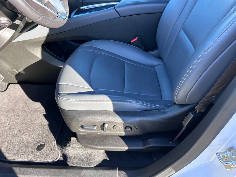 Buick Enclave Vehicle Full-screen Gallery Image 21