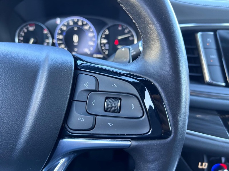 Buick Enclave Vehicle Full-screen Gallery Image 14