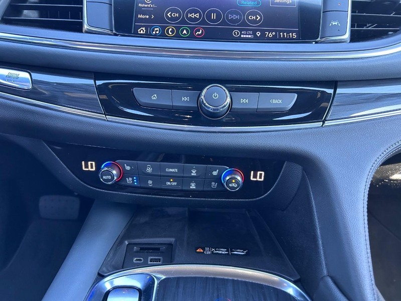 Buick Enclave Vehicle Full-screen Gallery Image 16