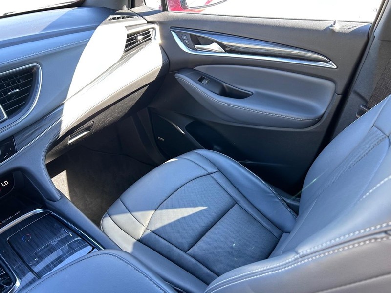 Buick Enclave Vehicle Full-screen Gallery Image 18