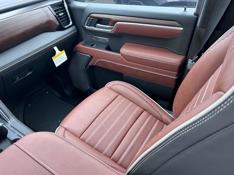 GMC Sierra 1500 Vehicle Full-screen Gallery Image 16