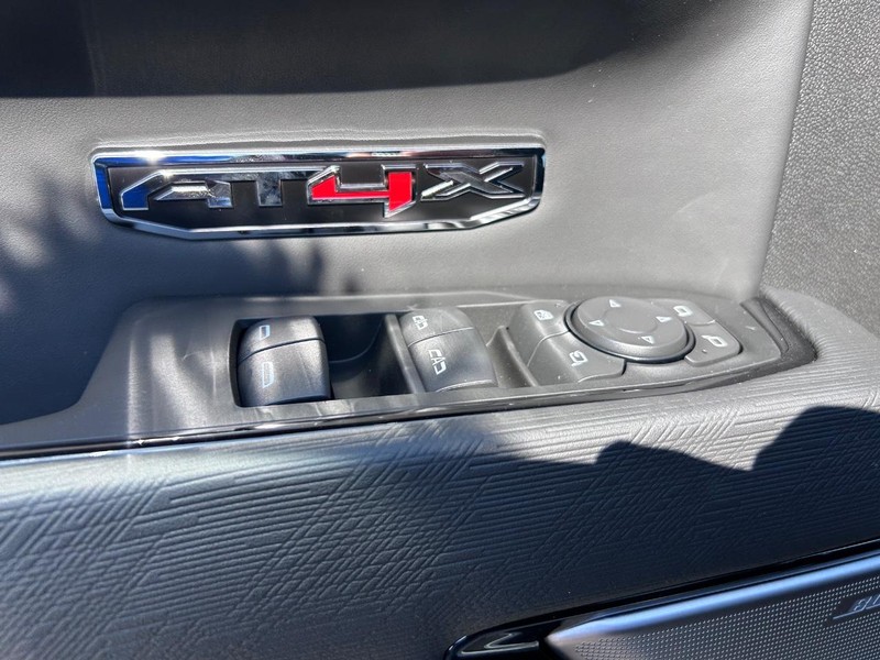 GMC Sierra 1500 Vehicle Full-screen Gallery Image 16