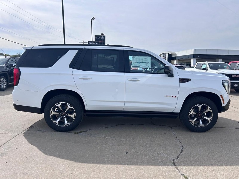 GMC Yukon Vehicle Full-screen Gallery Image 2