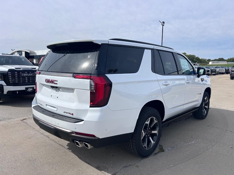 GMC Yukon Vehicle Full-screen Gallery Image 3