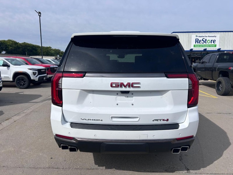 GMC Yukon Vehicle Full-screen Gallery Image 4