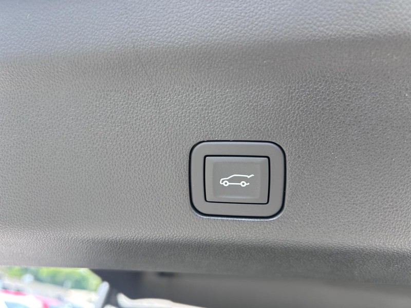 GMC Yukon Vehicle Full-screen Gallery Image 6