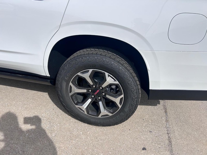 GMC Yukon Vehicle Full-screen Gallery Image 7