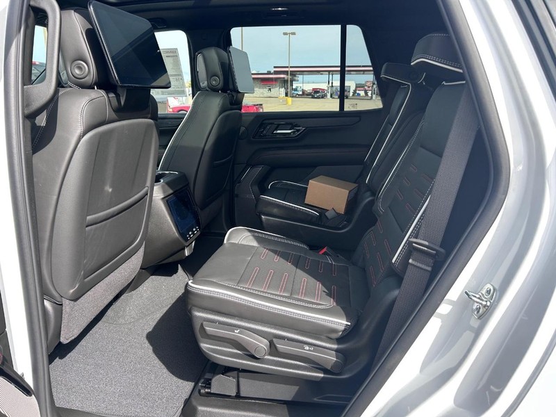 GMC Yukon Vehicle Full-screen Gallery Image 9