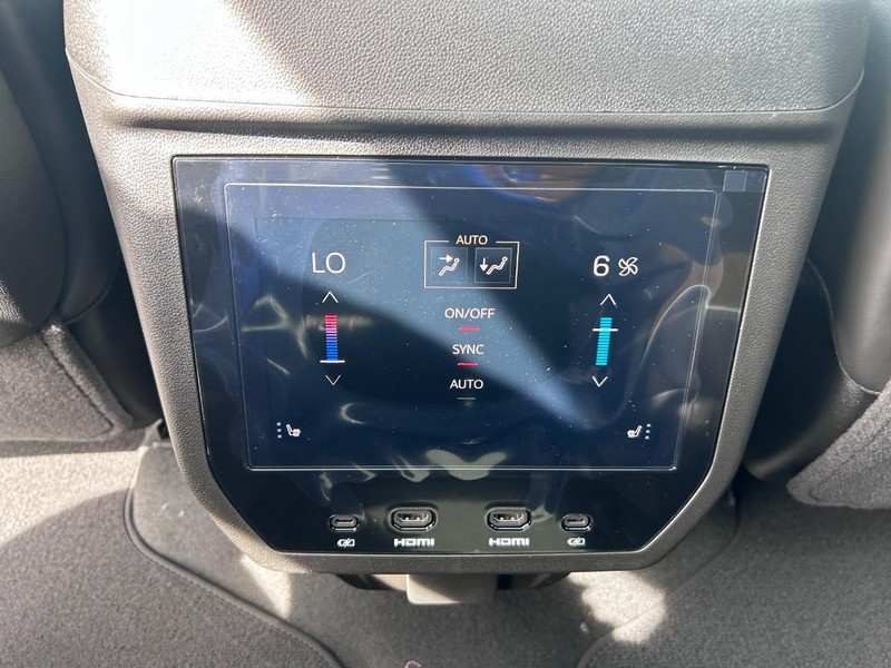 GMC Yukon Vehicle Full-screen Gallery Image 12