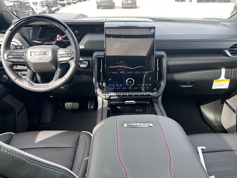 GMC Yukon Vehicle Full-screen Gallery Image 13