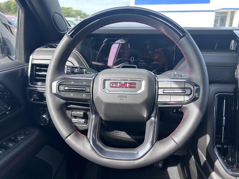 GMC Yukon Vehicle Full-screen Gallery Image 14