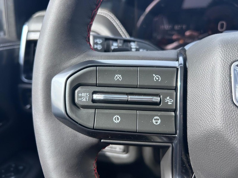 GMC Yukon Vehicle Full-screen Gallery Image 15