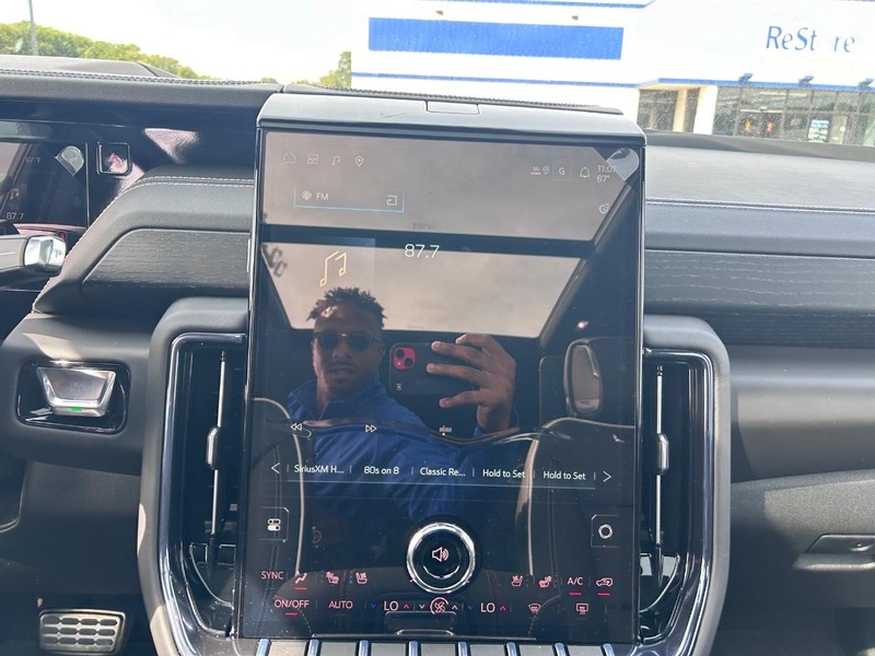 GMC Yukon Vehicle Full-screen Gallery Image 17