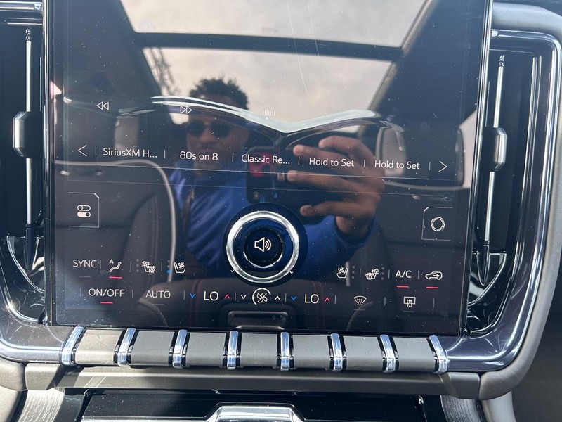 GMC Yukon Vehicle Full-screen Gallery Image 18