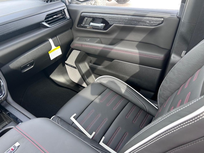 GMC Yukon Vehicle Full-screen Gallery Image 19