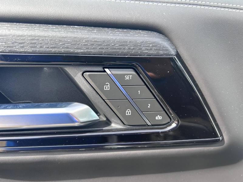 GMC Yukon Vehicle Full-screen Gallery Image 21