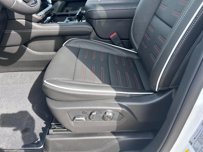 GMC Yukon Vehicle Full-screen Gallery Image 22