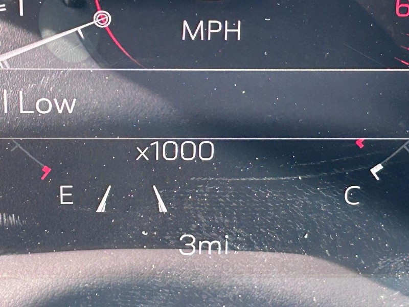 GMC Yukon Vehicle Full-screen Gallery Image 23