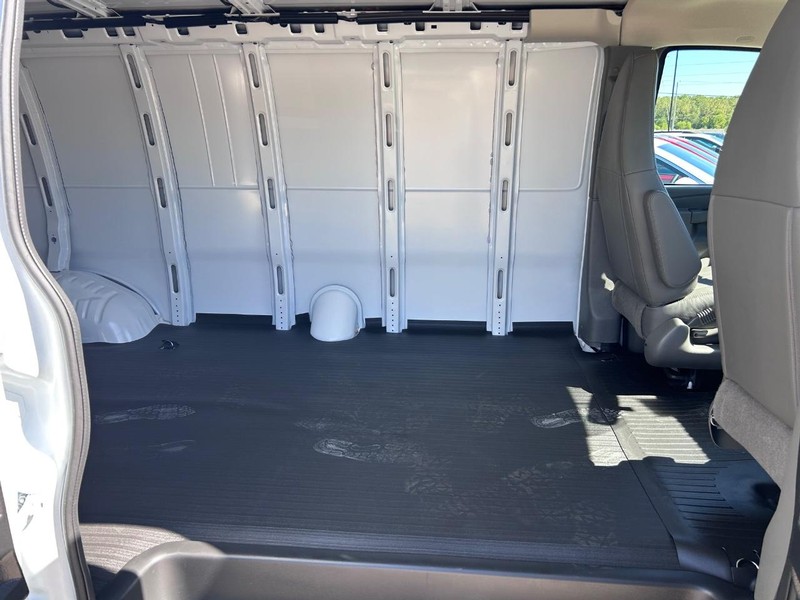 GMC Savana Cargo Van Vehicle Full-screen Gallery Image 5