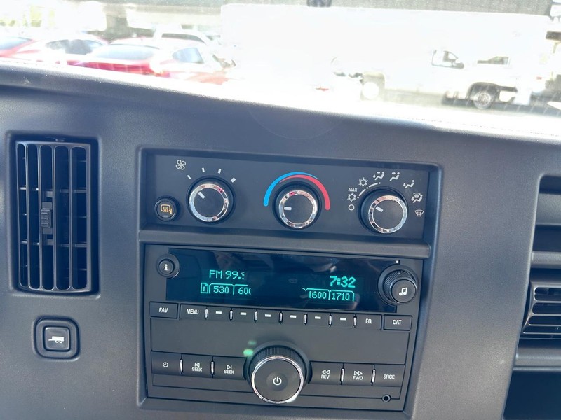 GMC Savana Cargo Van Vehicle Full-screen Gallery Image 10