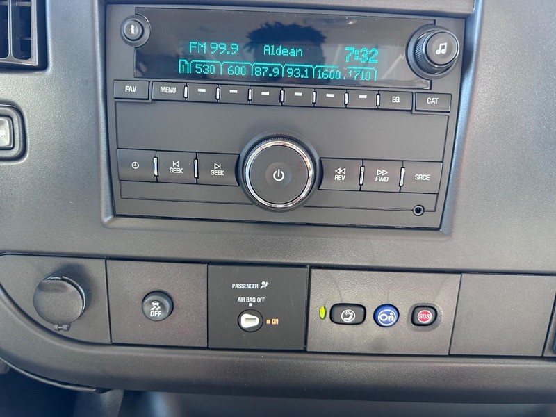 GMC Savana Cargo Van Vehicle Full-screen Gallery Image 11