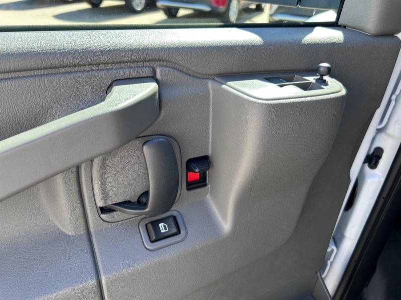 GMC Savana Cargo Van Vehicle Full-screen Gallery Image 13