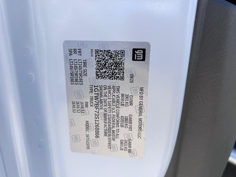 GMC Savana Cargo Van Vehicle Full-screen Gallery Image 17