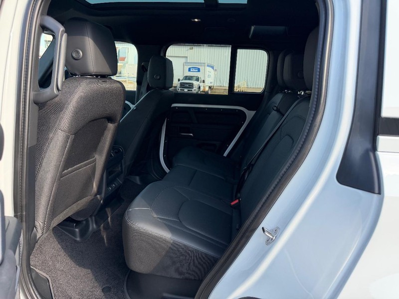 Land Rover Defender Vehicle Full-screen Gallery Image 7