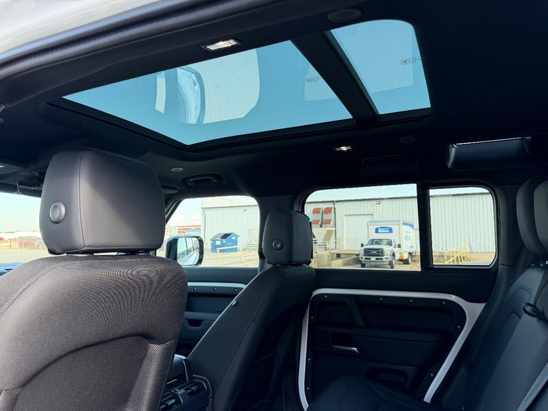 Land Rover Defender Vehicle Full-screen Gallery Image 8