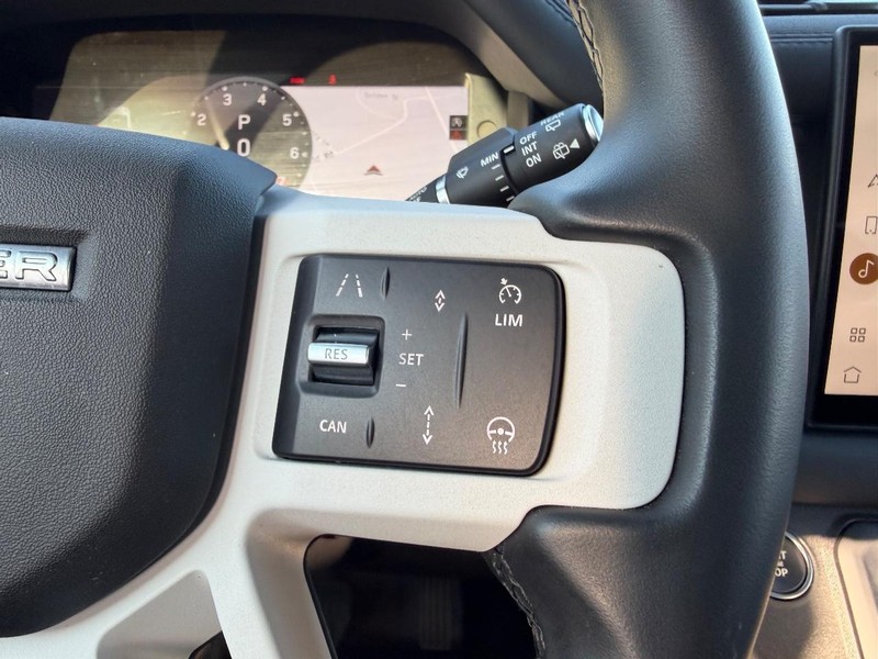 Land Rover Defender Vehicle Full-screen Gallery Image 12