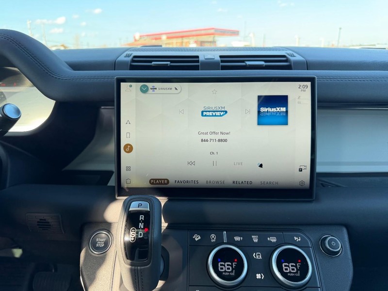 Land Rover Defender Vehicle Full-screen Gallery Image 13